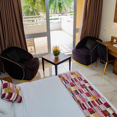 לומה Hotel Sarakawa מראה חיצוני תמונה