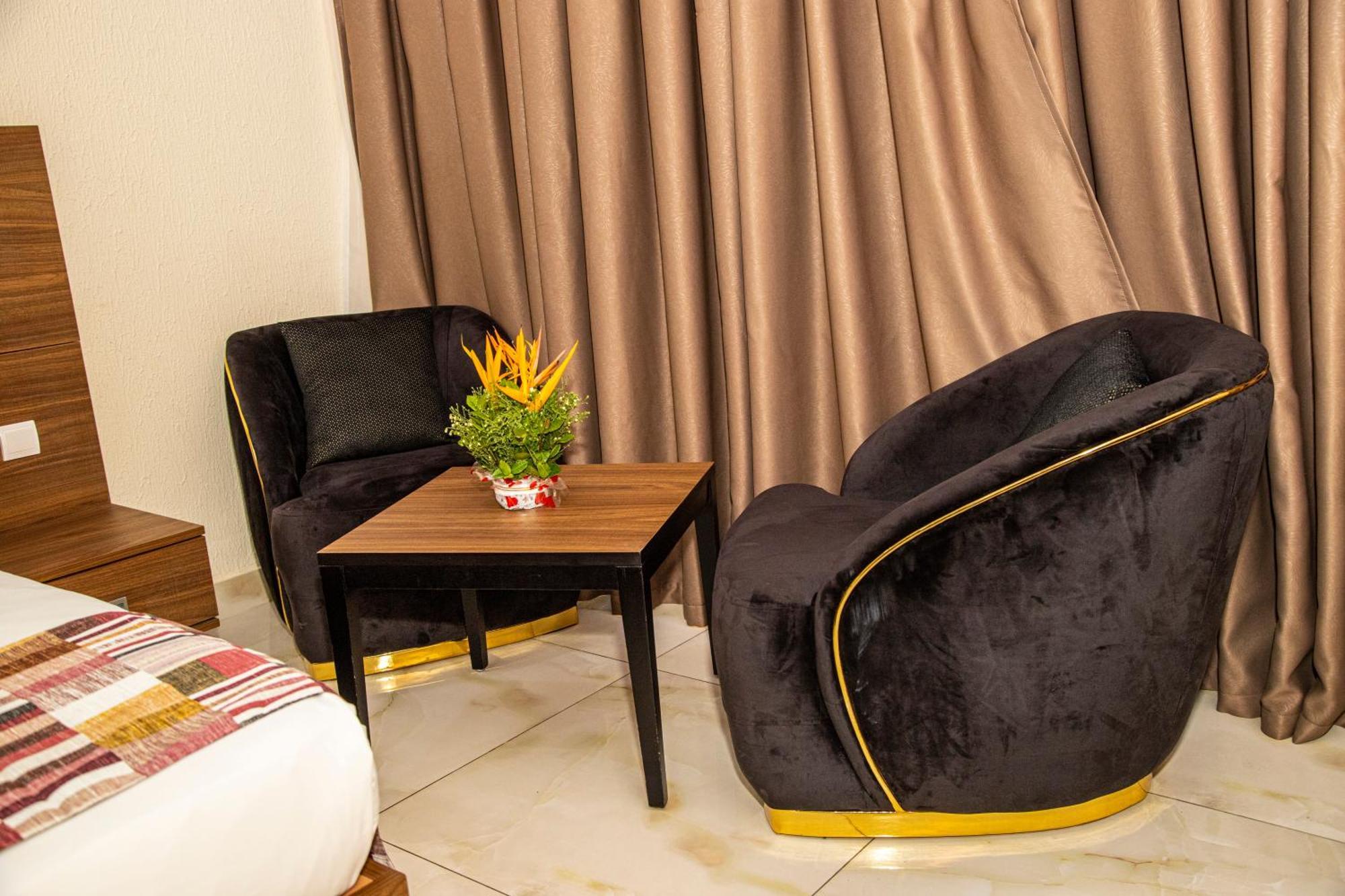לומה Hotel Sarakawa מראה חיצוני תמונה