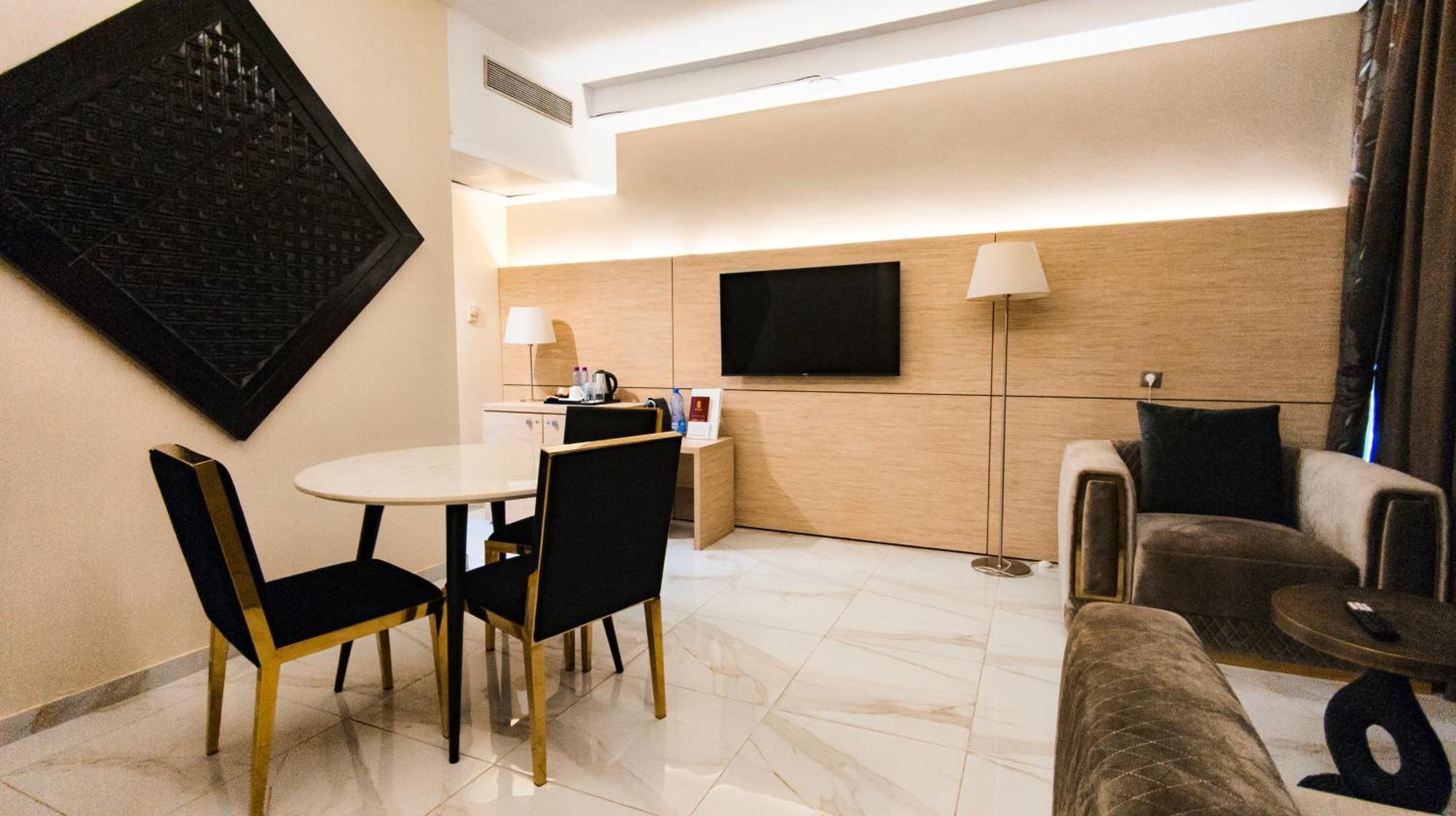 לומה Hotel Sarakawa מראה חיצוני תמונה