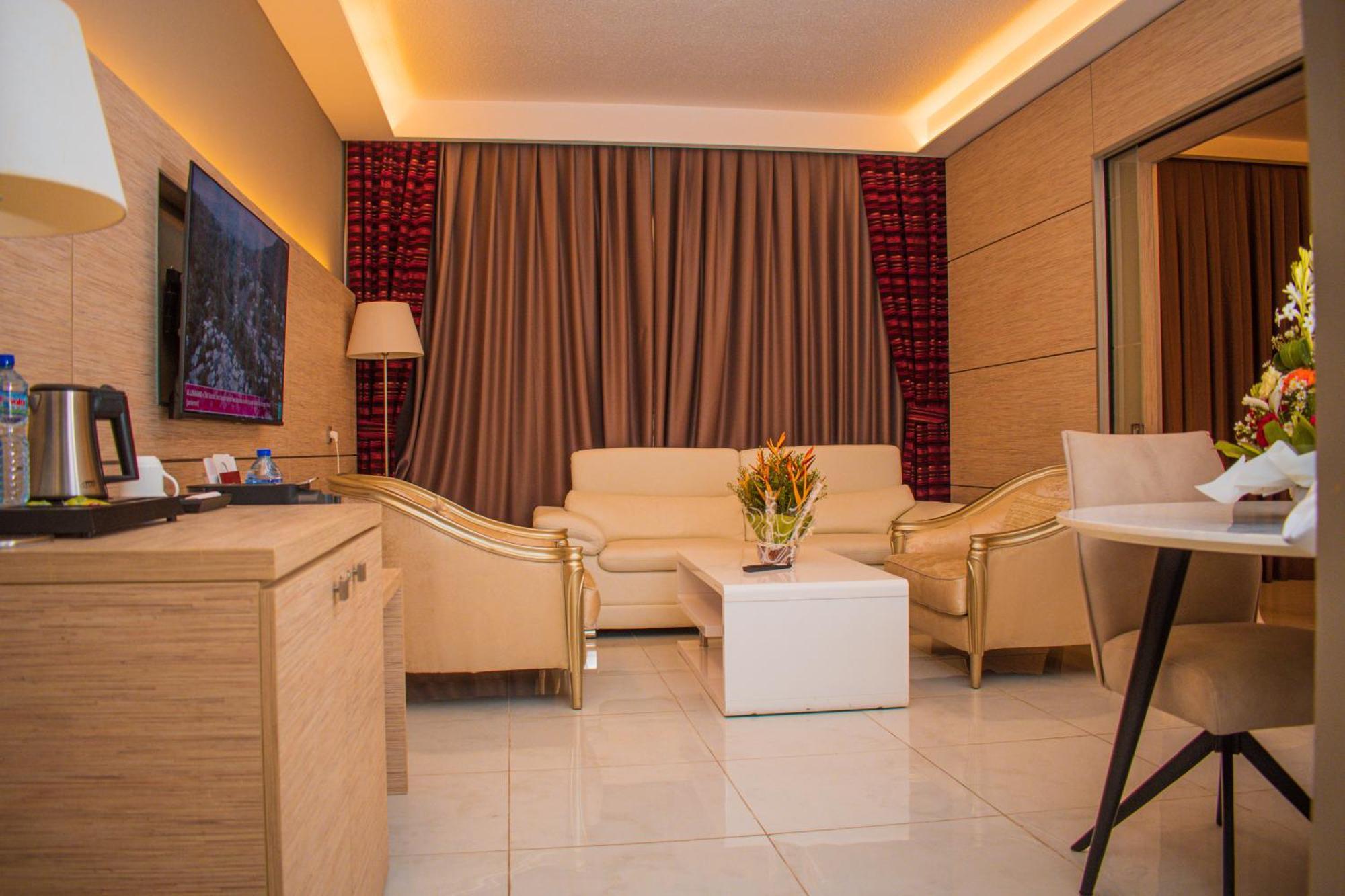 לומה Hotel Sarakawa מראה חיצוני תמונה