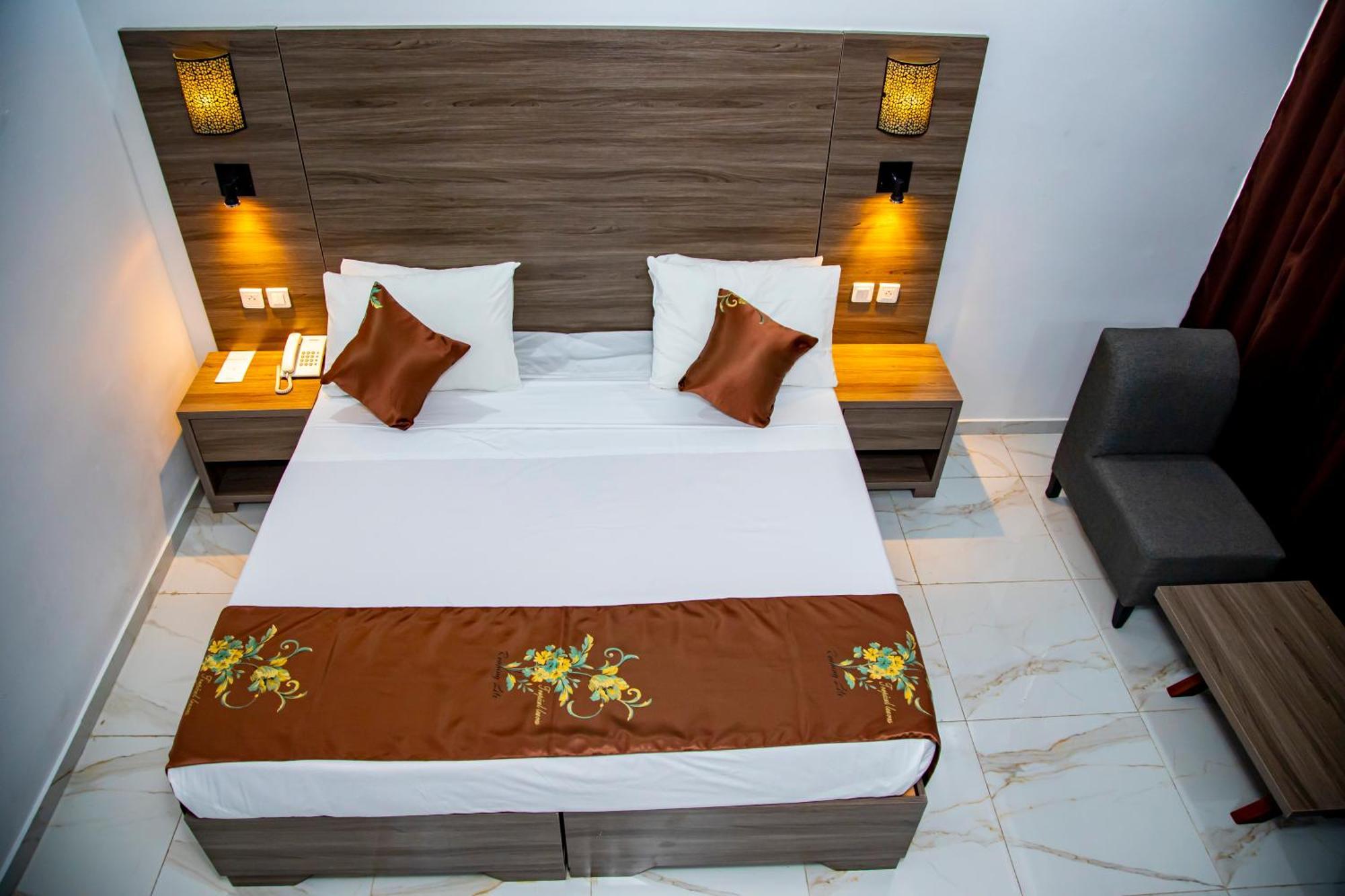 לומה Hotel Sarakawa מראה חיצוני תמונה