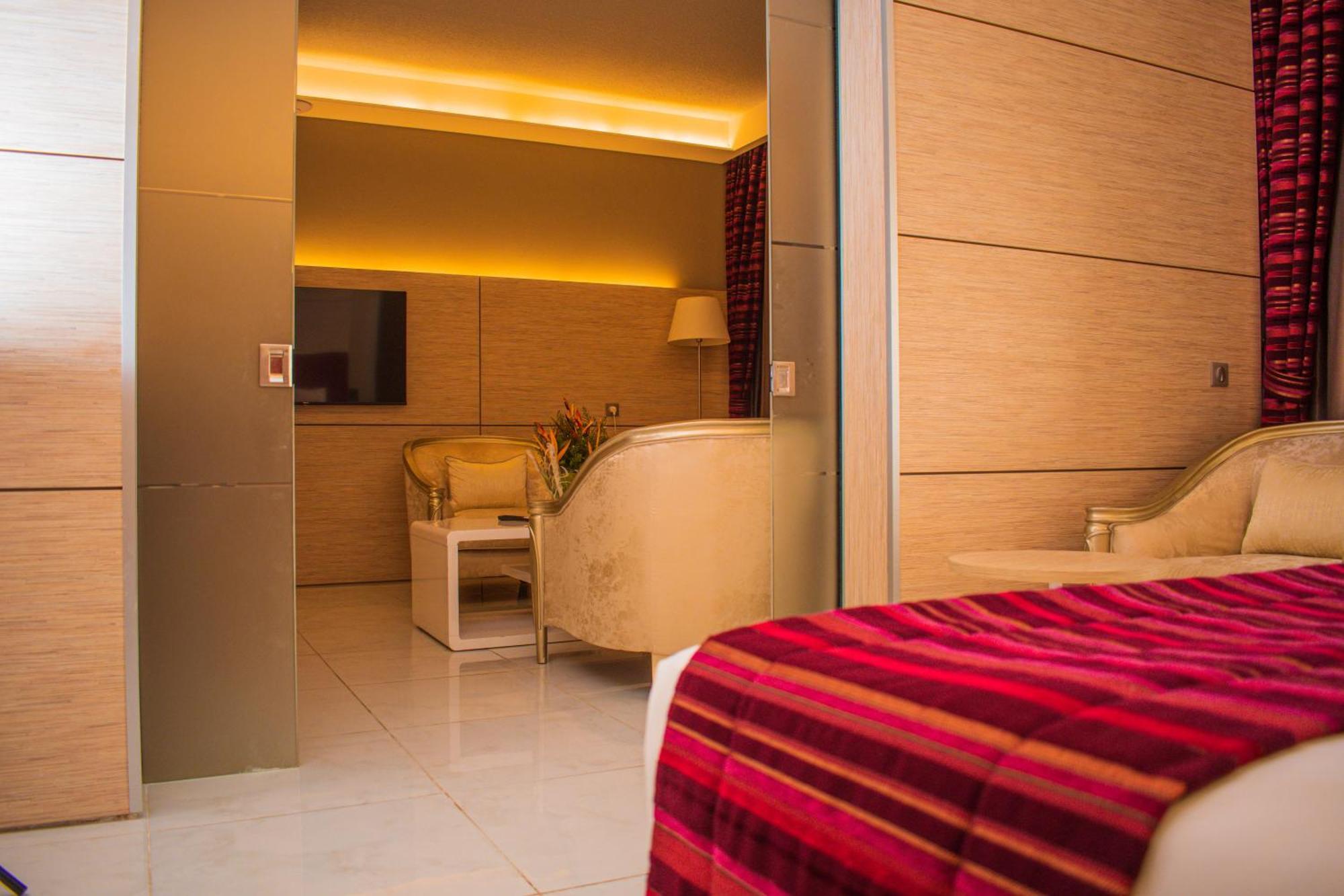 לומה Hotel Sarakawa מראה חיצוני תמונה